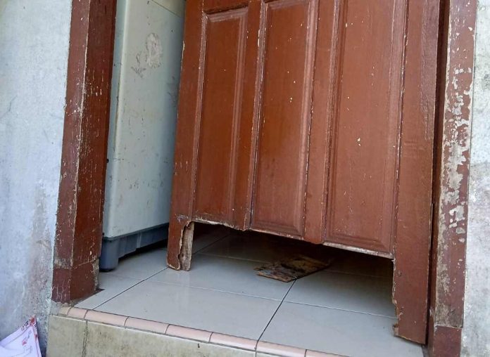 Pintu dapur Rumah AS mengalami kerusakan yang dibobol maling.