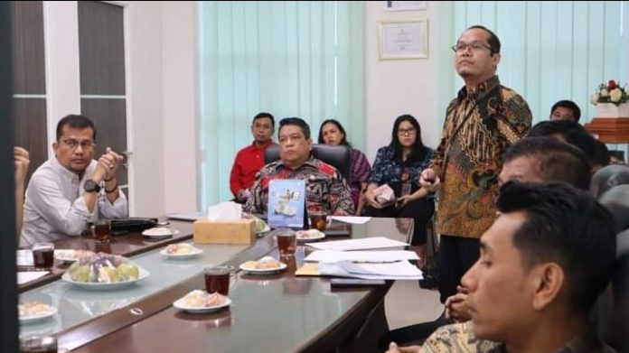 (Pj) Wali Kota Tebing Tinggi Drs. Syarmadani saat mendengarkan pemaparan dari Kadis LH Dr. H.M. Hasbie Ashhiddiqi.