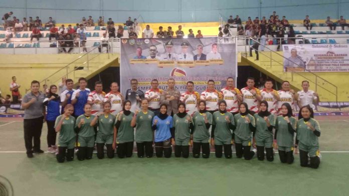 Pj Wali Kota Tebing Tinggi Syarmadani saat foto bersama usai membuka Kejuaraan Daerah (Kejurda) antar klub bola voli indoor tingkat Provsu.