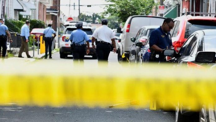 Polisi AS melakukan oleh TKP penembakan di Philadelphia.