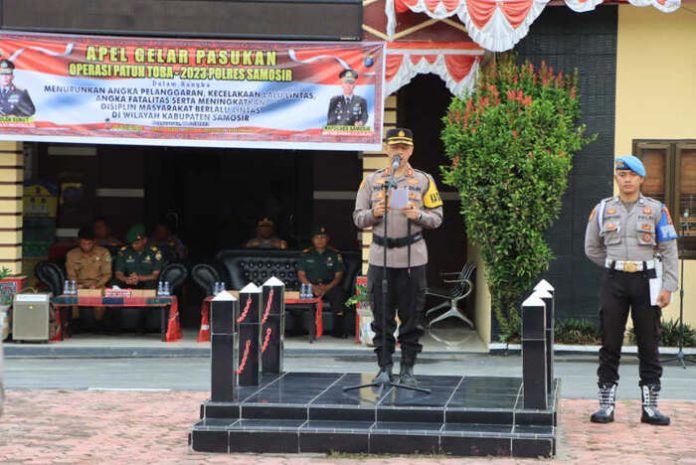 Kapolres Samosir pimpin apel gelar pasukan operasi Patuh Toba 2023 (f:ist/mistar)