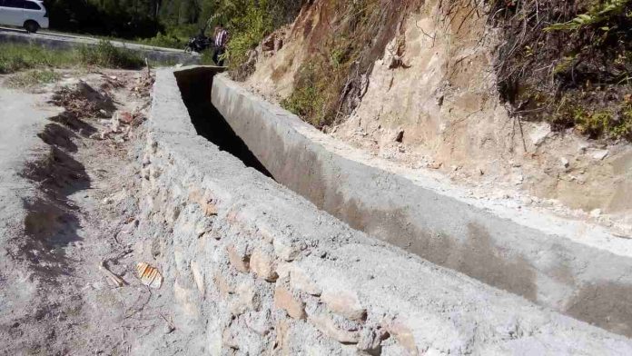 Proyek irigasi di Desa Hariara Sijaba, Sibororongborong berbiaya Rp 1 Miliar diduga dikerjakan asal jadi.