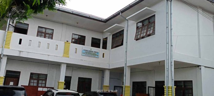 Ruangan Kelompok Kerja (Pokja) Rekonstruksi Jalan di Kabupaten Dairi pada kantor bagian pengadaan barang jasa di seputaran lingkungan Kantor Bupati Dairi.