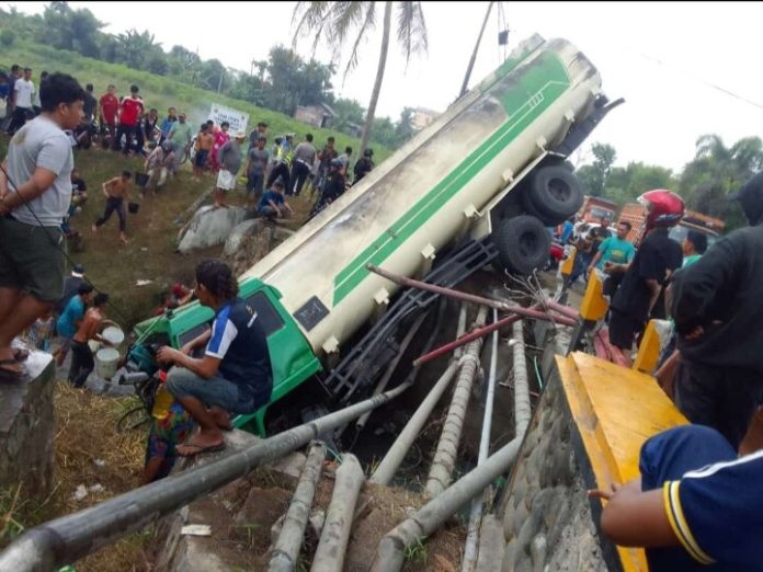 Sebelum Nyungsep ke Parit Jembatan, Truk Minyak Terlibat Kecelakaan Beruntun di Jalinsum Sergai