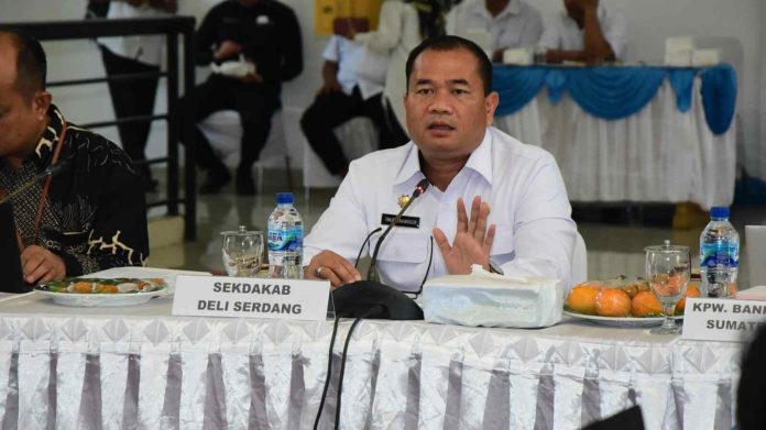 Sekda Kabupaten Deli Serdang, H Timur Tumanggor MAP ketika membuka rapat pleno TPAKD Semester I tahun 2023.