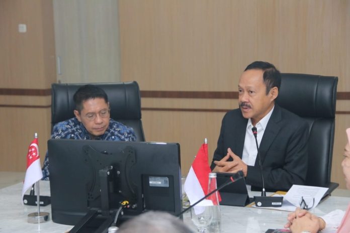 Sekretaris Daerah Provinsi Sumatera Utara (Sumut) Arief S Trinugroho menerima Kunjungan Silaturahmi Menteri Pendidikan dan Luar Negeri Singapura di Ruang Rapat I Lantai II Kantor Gubernur Sumatera Utara Jalan Diponegoro Nomor 30 Medan, Rabu (12/7/23). (f:ist/mistar)