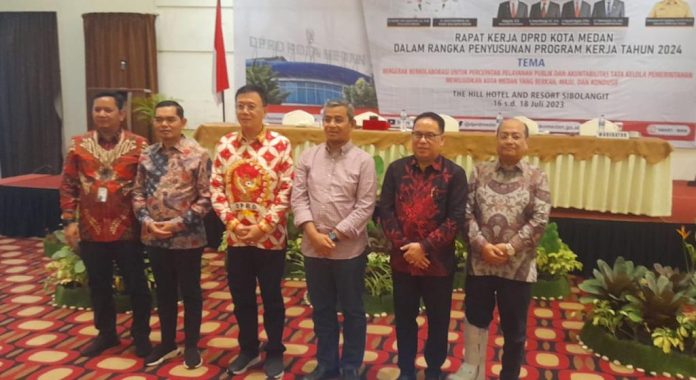 Sekda Wiriya Alrahman bersama Ketua DPRD Medan Hasyim SE saat membuka Raker di The Hill Hotel And Resort Sibolangit.