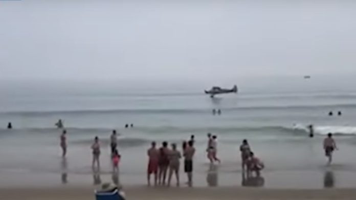 Tangkapan layar Video Viral Pesawat Capung Mendarat Darurat di Pinggir Pantai AS.