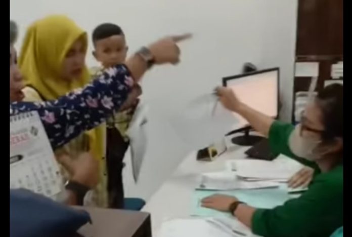 Tangkapan layar facebook Agustua Gabe video viral keluarga pasien marah-marah di rumah sakit.