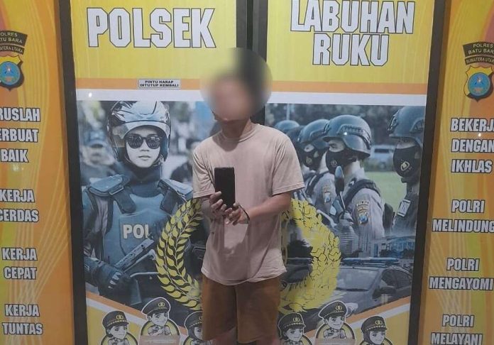 Terduga pelaku A diamankam di Polsek Labuhan Ruku.