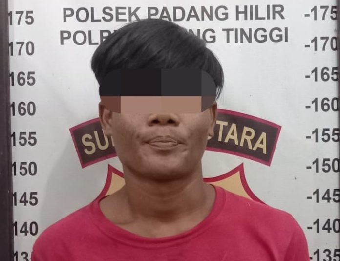 Tersangka pencurian saat diamankan di Polsek Padang Hilir, Tebing Tinggi.