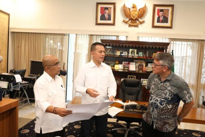 Wakil Gubernur (Wagub) Sumatera Utara (Sumut) Musa Rajekshah memimpin rapat persiapan dua seri Asia Pasific Rally Championship (APRC) Danau Toba 2023, di Rumah Dinas Wagub, Jalan Teuku Daud, Medan, Kamis (27/7/23). (f:ist/mistar)