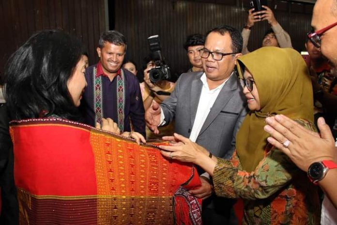 Wali Kota Pematang Siantar dr Susanti Dewayani mengenakan ulos kepada Menteri PPPA Republik Indonesia, I Gusti Ayu Bintang Darmawati