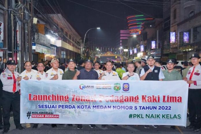 Kasatpol PP Kota Medan Rakhmat Adisyahputra Harahap bersama para pedagang dalam Launching Zonasi PKL (f:ist/mistar)