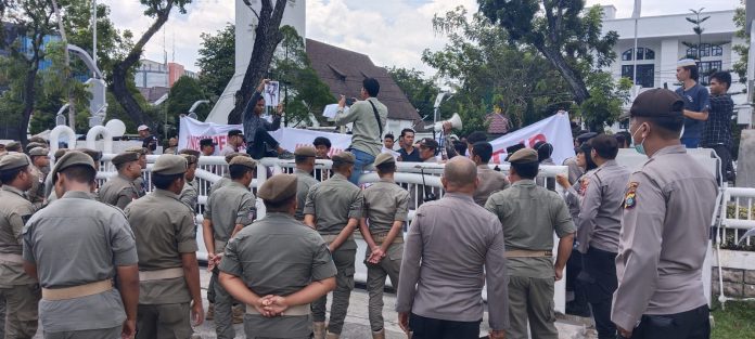 Puluhan massa yang tergabung dalam Koalisi Peduli Kesehatan Sumatera Utara lakukan aksi unjuk rasa di depan Kantor Gubernur Sumatera Utara (Sumut), Selasa (25/7/23). (f:ist/mistar)