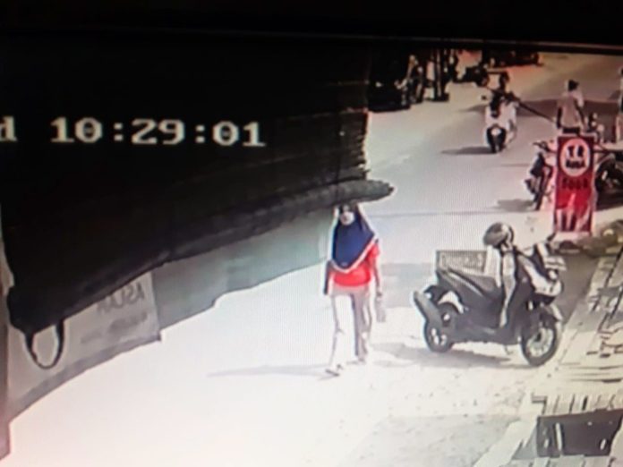 Tangkapan layar, emak-emak yang diduga melakukan pencurian sepeda motor terekam CCTV (f:abdi/mistar)