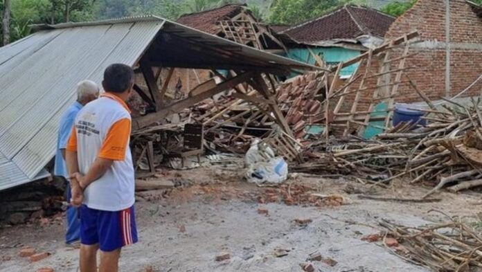 Bangunan rumah Katimin (83) di Dusun Karakan, Desa Dlepih, Kecamatan Tirtomoyo, Wonogiri yang rusak terdampak gempa Bantul, Sabtu (7/1/2023). (Foto: Muhammad Aris Munandar/detikJateng/mistar)