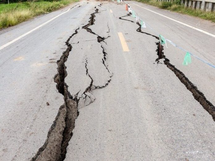 Ilsutrasi jalan terbelah akibat Ledakan Misterius Guncang Afrika Selatan.