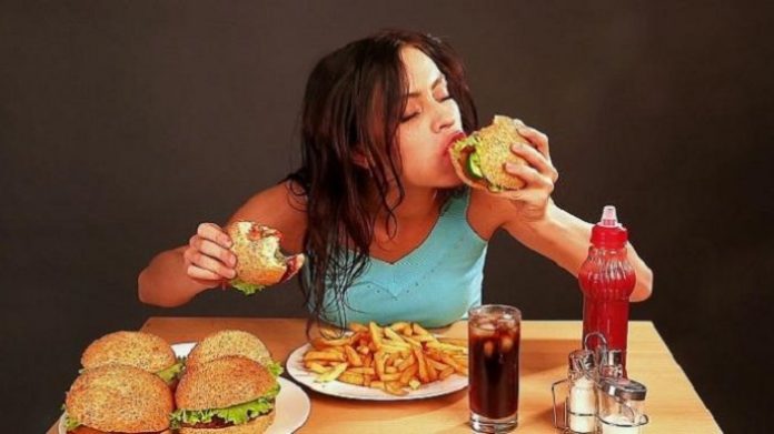 Ilustrasi hindari makan dengan lahap untuk Menjaga Berat Badan Saat Liburan Sekolah.