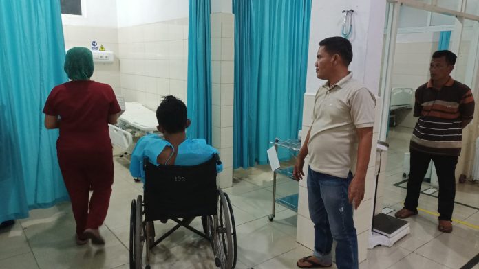 Tersangka (duduk di kursi roda) saat mendapat perawatan medis di RS Bhayangkara Medan. (f: ist/mistar)