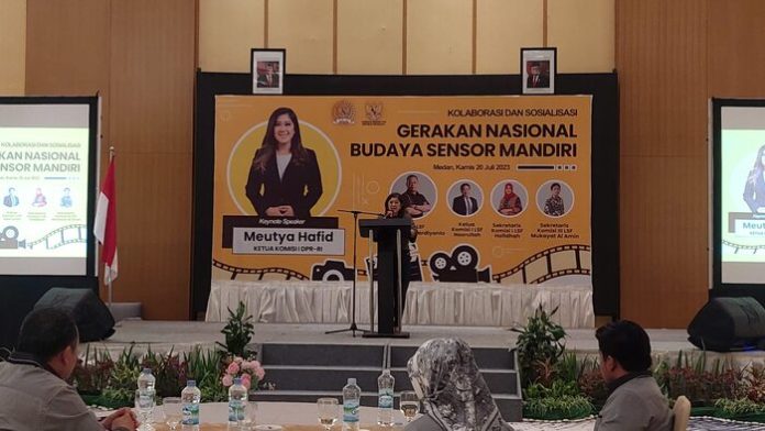 Ketua Komisi I DPR RI, Meutya Hafid saat menjadi pembicara dikegiatan Kolaborasi dan Sosialisasi Gerakan Nasional Budaya Sensor Mandiri yang diselenggarakan di Medan. (f:anita/mistar)
