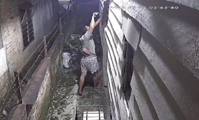 Tersangka pencuri sepeda motor terekam CCTV saat masuk ke dalam rumah korban (f:ist/mistar)