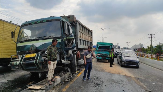 Dua truk mengalami kecelakaan lalu lintas di Fly Over Amplas Medan, Senin (3/7/2023). (f:saut/mistar)
