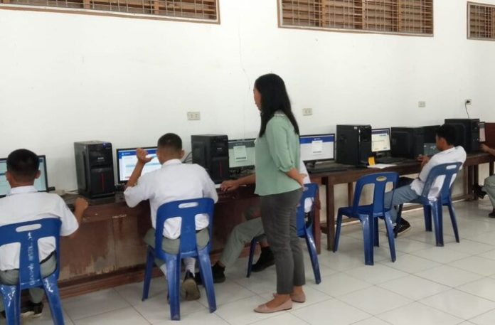 Siswa SMKN 2 Pematang Siantar melaksanakan ANBK 2023 (f;yetty/mistar)