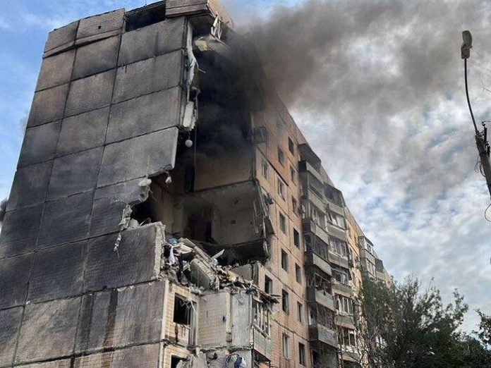 Apartemen di Kryvyi Rih, Ukraina hancur kena rudal Rusia.