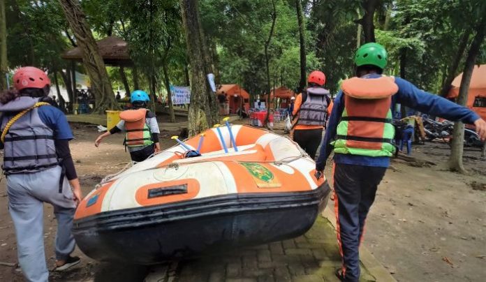 Angkat Perahu Karet