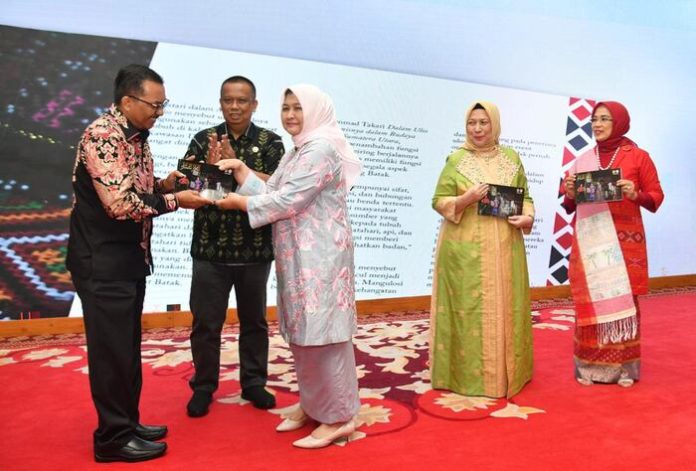 Peluncuran Buku Tenun Sumatera Utara oleh Ketua Dekranasda Sumut Nawal Lubis. (f:ist/mistar)