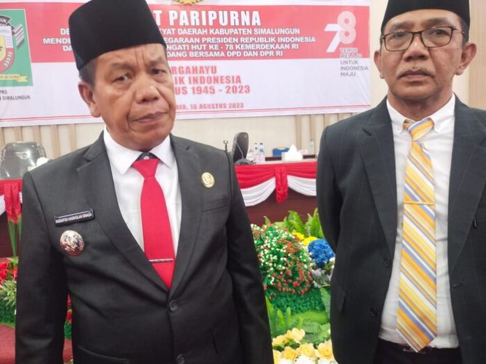 Bupati Simalungun Radiapoh Sinaga dan Ketua DPRD Simalungun Timbul Sibarani (f/ist/mistar)
