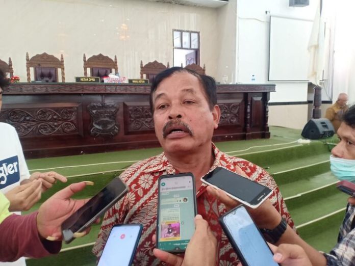 Ketua Fraksi PDI Perjuangan, Suandi Apohman Sinaga (f:gideon/mistar)