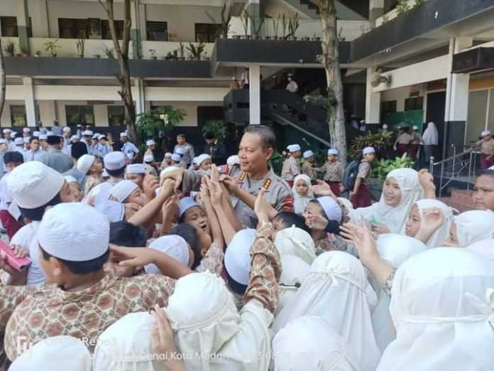 Dir Binmas Polda Sumut Kombes Mohammad Muslim, saat sambangi sekolah di Medan