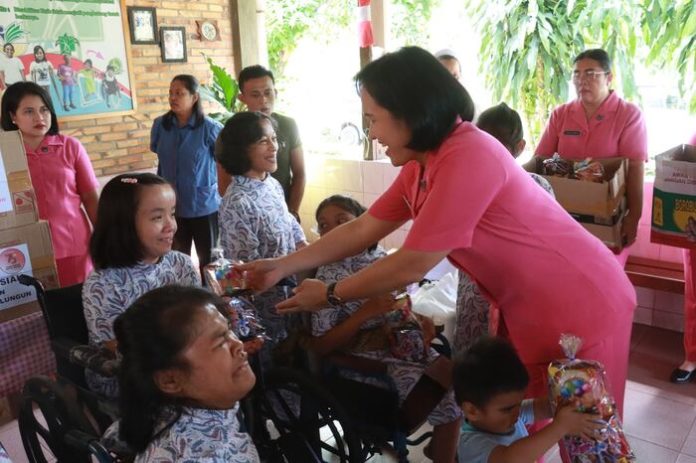 Ketua Bhayangkari Simalungun, Erika Ronald Sipayung saat menyapa anak disabilitas.(f:ist/mistar)