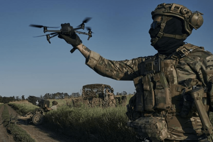 Militer Ukraina melepas drone untuk meyerang Rusia (f:ist/mistar)
