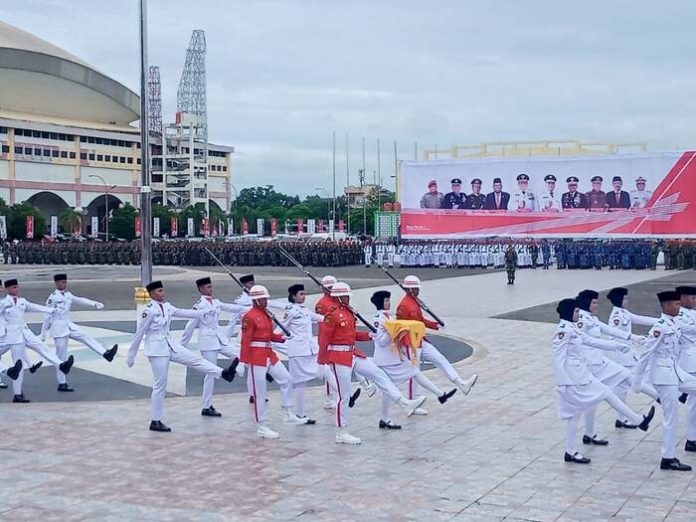 Momen upacara HUT RI Ke-78 di Lapangan Astaka Medan. (f:deddy/mistar)