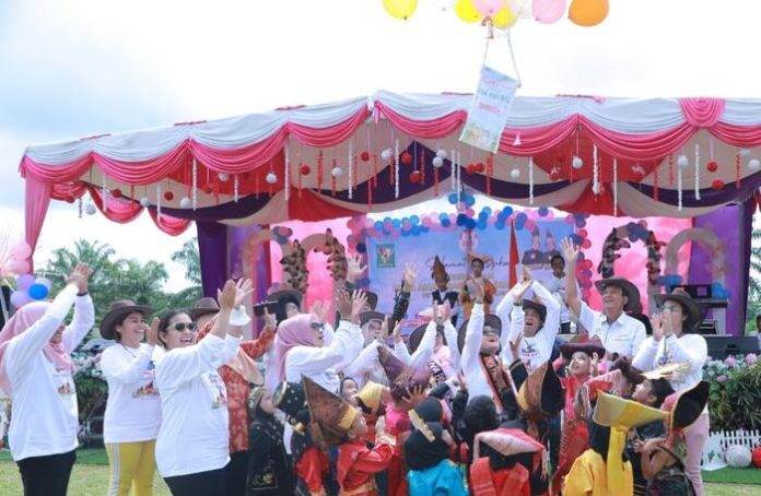 Sejumlah anak-anak ikut menerbangkan balon dalam Peringatan Hari Anak Nasional (HAN) ke-39, Rabu (23/8/23). (F : Ist/mistar.id)