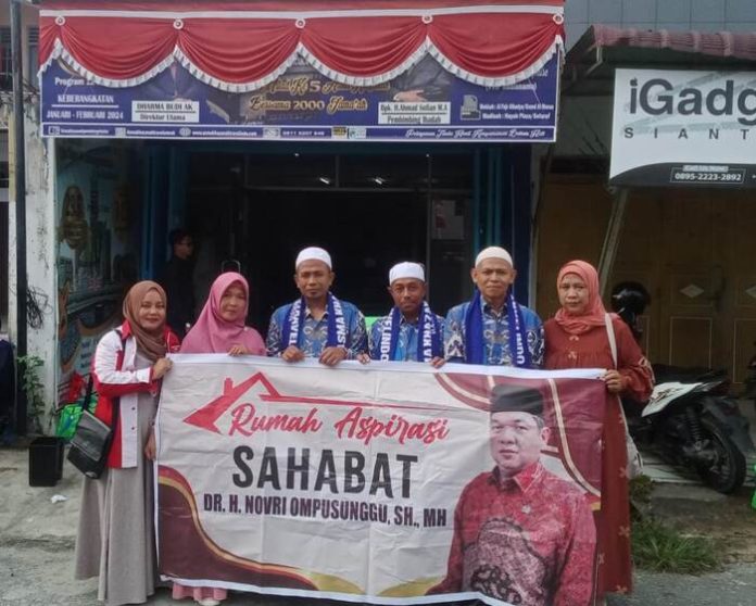 Tiga warga dari Kabupaten Simalungun yang mendapatkan kesempatan ibadah umroh gratis dari Haji Novri Ompusunggu. (f:yetty/mistar)