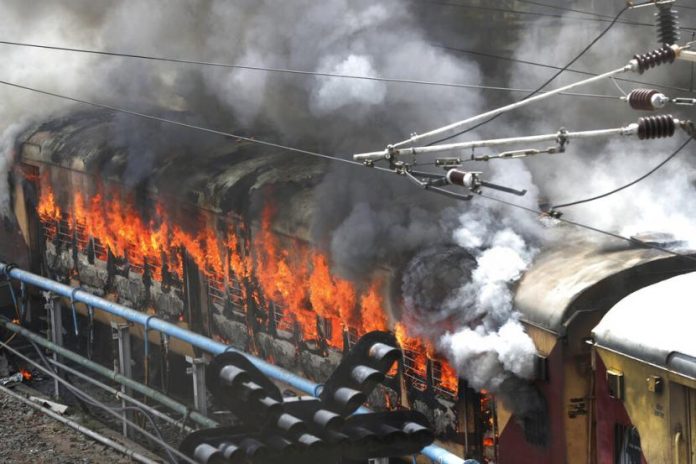 Ilustrasi kebakaran gerbong kereta api di India.