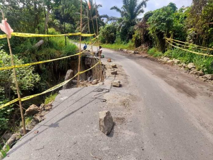 Jalan Lintas Asahan-Simalungun Bandar Pasir Mandoge nyaris putus (f:abdi/mistar)