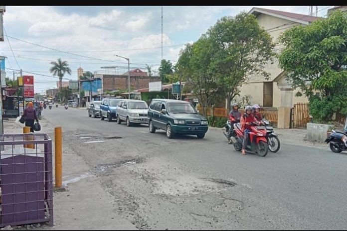 Kondisi salah satu Jalan Rakutta Sembiring yang belum kunjung direhabilitasi oleh pihak Pemko Pematang Siantar . (f:ferry/mistar)