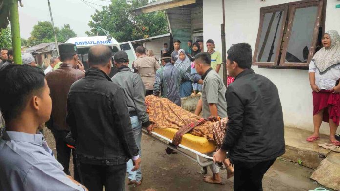 Jasad korban tersengat listrik di Tebing Tinggi saat dibawa ke kediamannya.