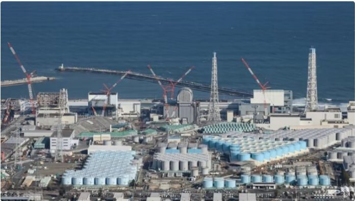 Foto udara menunjukkan tangki penyimpanan yang menampung air olahan di Pembangkit Listrik Tenaga Nuklir Fukushima Daiichi milik TEPCO yang lumpuh (f::AFP/JIJI Press/mistar)
