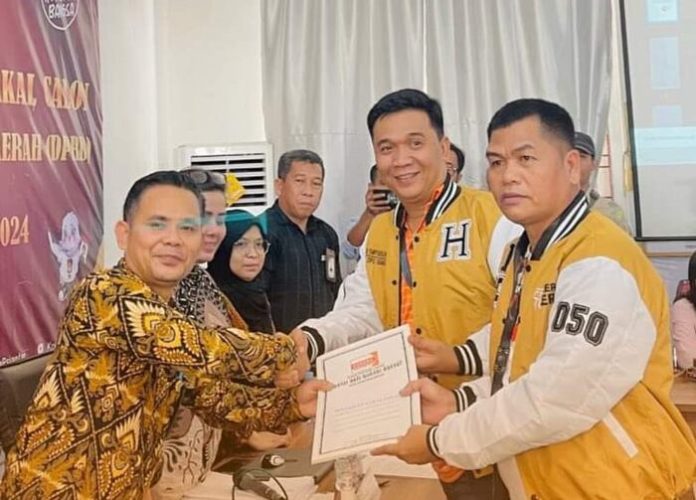 Ketua DPC Hanura Siantar Ronald Tampubolon (dua dari kanan) bersama eks Sekretaris DPC, Jimmy Gultom (kanan) saat mendaftarkan bacalon legislatif (f:ist/mistar)