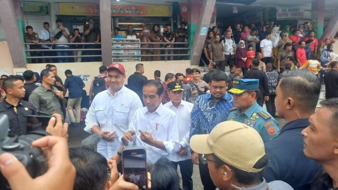 Jokowi tiba di Medan disambut ribuan warga, bahkan ada yang histeri (f:bobby/mistar)