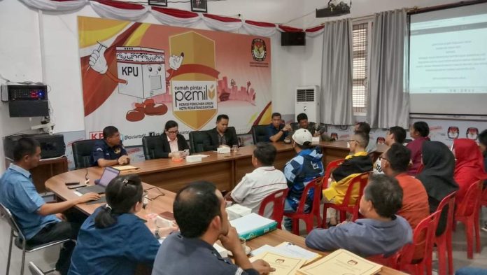 KPU Siantar menyerahkan berita acara hasil verifikasi kepada 18 partai politik (f:ist/mistar)