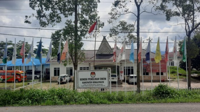 Kantor KPU Kabupaten Simalungun, Jumat (4/8/23). (f: hamzah/mistar).