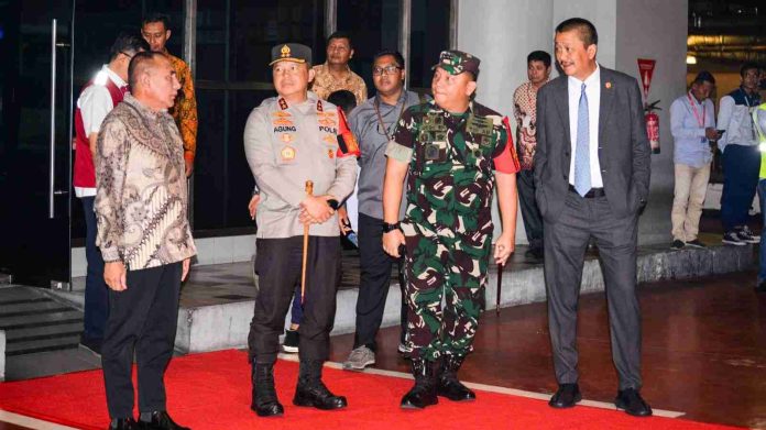 Kapolda Sumut, Gubernur, Pangdam Saat menyambut kedatangan Presiden.