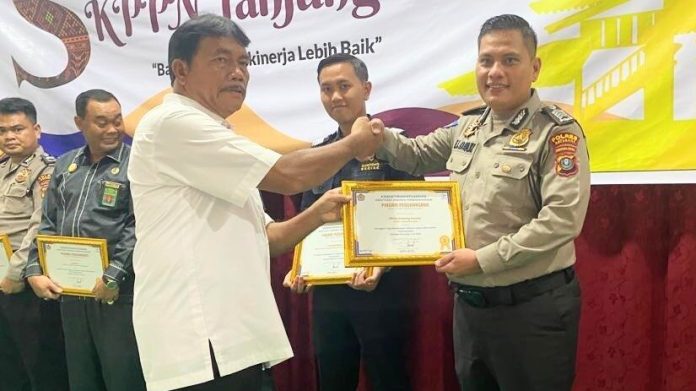 Kasi Keu Polres Batu Bara Bripka Efriza Imbang Daulay menerima penghargaan dari KPPN Tanjung Balai.